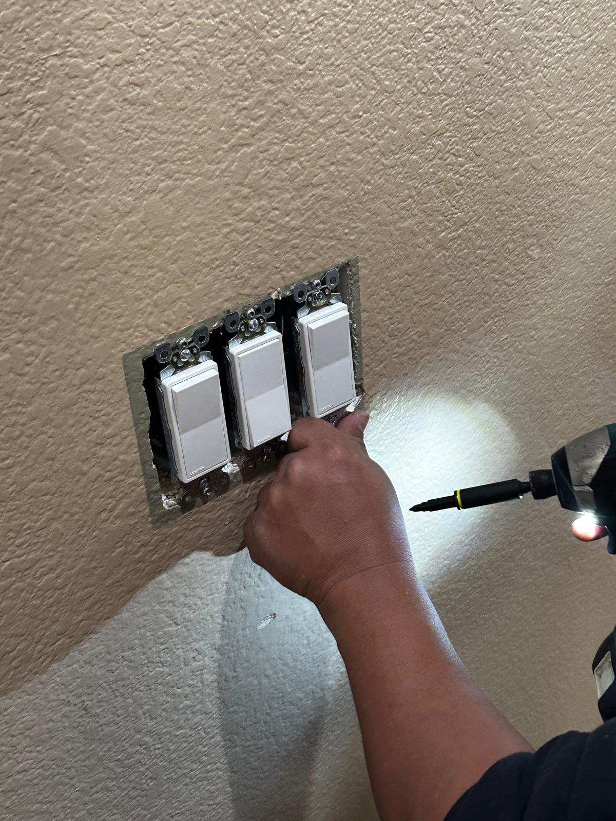Electricista de RS Electric trabajando en Las Vegas